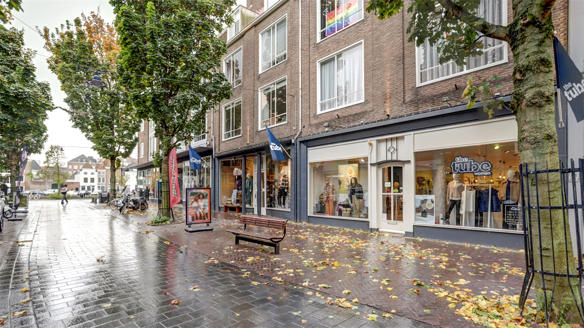 Te koop 3-tal aan elkaar geschakelde winkelpanden inclusief bijbehorende magazijnruimte gelegen in één van de meest aantrekkelijke winkelstraten van Middelburg.