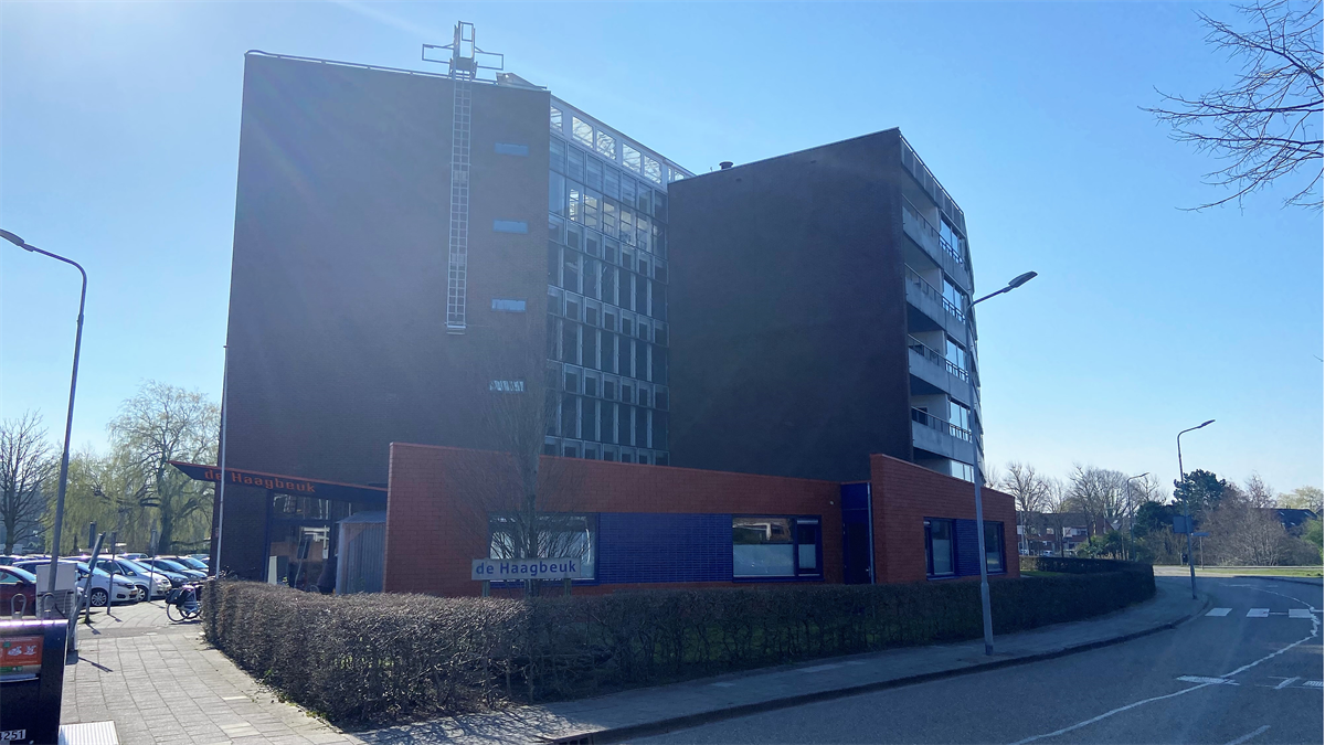 Op strategische locatie in de woonwijk Veldzigt (Middelburg-Zuid) is beschikbaar voor huur 155 m² functionele en moderne praktijk-/kantoorruimte.