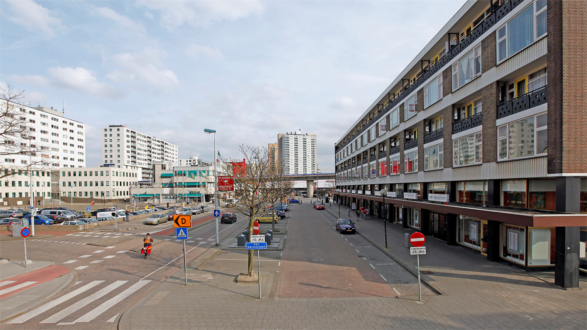 Rotterdam Zuidplein Laag 92 winkelruimte bij metro/ busstation 