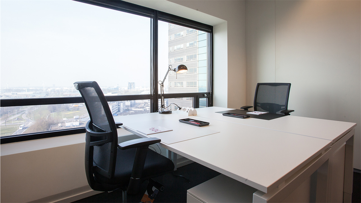 Rustig kantoor met uitzicht over Amsterdam