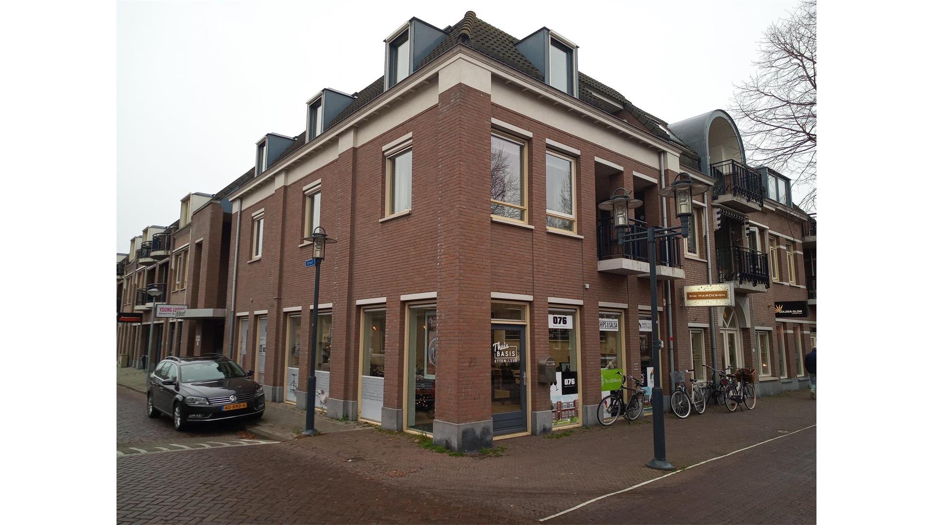 Markt 25, Etten-Leur, Winkel te Huur